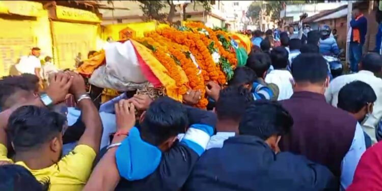 jamshedpur-bjp-leader-murder-बिष्टुपुर पार्वती घाट पर हुआ सूरज का अंतिम संस्कार, अंतिम यात्रा में लोगों की भीड़ जुटी, भाजपा के हर स्तर के नेताओं ने दी श्रद्धांजलि, भाजपा प्रदेश अध्यक्ष दीपक प्रकाश ने कहा-अपराध चरम पर, भाजपाइयों को सरकार बनवा रही निशाना, पुलिस अनुसंधान-5 में से 2 हत्यारे अब तक पुलिस की पकड़ से दूर, जानें क्या है पुलिस का इनवेस्टिगेशन jamshedpur-bjp-leader-murder-बिष्टुपुर पार्वती घाट पर हुआ सूरज का अंतिम संस्कार, अंतिम यात्रा में लोगों की भीड़ जुटी, भाजपा के हर स्तर के नेताओं ने दी श्रद्धांजलि, भाजपा प्रदेश अध्यक्ष दीपक प्रकाश ने कहा-अपराध चरम पर, भाजपाइयों को सरकार बनवा रही निशाना, पुलिस अनुसंधान-5 में से 2 हत्यारे अब तक पुलिस की पकड़ से दूर, जानें क्या है पुलिस का इनवेस्टिगेशन