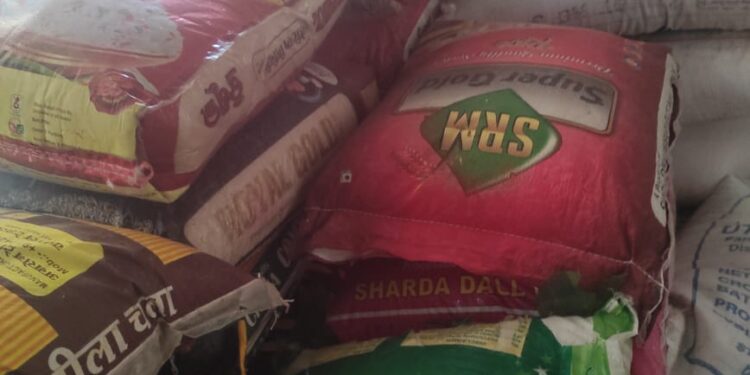 jamshedpur-grains-black-marketing-जमशेदपुर के खाद्य आपूर्ति विभाग के सरकारी अनाज की कालाबाजारी का भंडाफोड़, गरीबों का अनाज सरायकेला में हो रहा था खाली, छापामारी में बड़े पैमाने पर सरकारी बोरा और अन्य सामान जब्त, कांग्रेसी नेता ज्योतिष यादव की मुहिम पर पकड़ाये कालाबाजारी jamshedpur-grains-black-marketing-जमशेदपुर के खाद्य आपूर्ति विभाग के सरकारी अनाज की कालाबाजारी का भंडाफोड़, गरीबों का अनाज सरायकेला में हो रहा था खाली, छापामारी में बड़े पैमाने पर सरकारी बोरा और अन्य सामान जब्त, कांग्रेसी नेता ज्योतिष यादव की मुहिम पर पकड़ाये कालाबाजारी