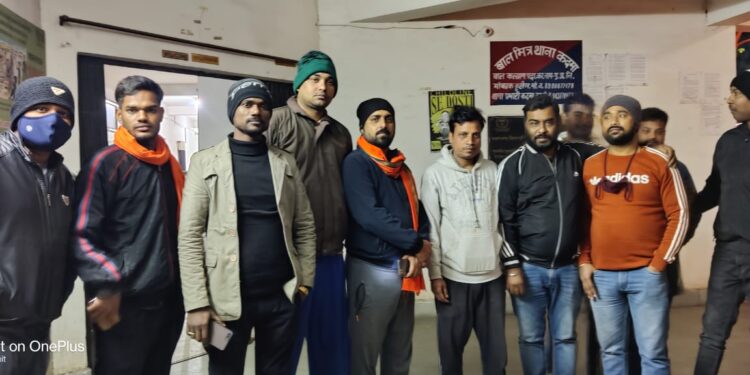jamshedpur-attack-on-girl, कदमा में लड़की के घर पिस्तौल लेकर घुसा युवक, युवक के साथ झड़प, पिस्तौल छोड़ भागा युवक, थाना पर जुटे हिंदूवादी नेता