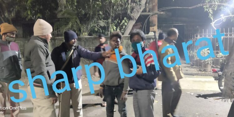 Jamshedpur-crime-साकची में एक बंद घर में संदिग्ध अवस्था में पाया गया युवक, स्थानीय लोग ने पुलिस को सौंपा