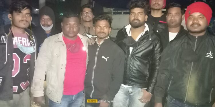 jamshedpur-cow-smuggling-सोनारी मरीन ड्राइव से गौवंश के तीन जानवरों को ले जा रही पिकअप वैन को विश्व हिंदू परिषद के कार्यकर्ताओं ने पकड़ा, पुलिस के हवाले किया jamshedpur-cow-smuggling-सोनारी मरीन ड्राइव से गौवंश के तीन जानवरों को ले जा रही पिकअप वैन को विश्व हिंदू परिषद के कार्यकर्ताओं ने पकड़ा, पुलिस के हवाले किया