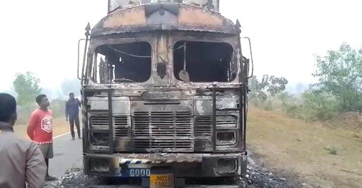 saraikela-accident-रांगामाटी-सिल्ली सड़क पर बड़ा हादसा, चलती ट्रक में लगी आग, जलकर राख saraikela-accident-रांगामाटी-सिल्ली सड़क पर बड़ा हादसा, चलती ट्रक में लगी आग, जलकर राख