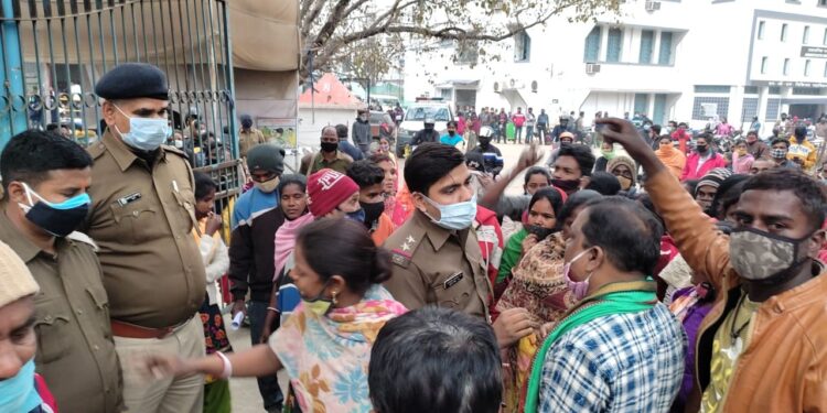 jamshedpur-mgm-neglegency-issue-एमजीएम अस्पताल में लापरवाही से जच्चा-बच्चा की मौत का मुद्दा और गर्माया, मुआवजे और कार्रवाई को लेकर मुखी समाज ने जाम किया एमजीएम अस्पताल का मुख्य द्वार, शव लेने से किया इंकार jamshedpur-mgm-neglegency-issue-एमजीएम अस्पताल में लापरवाही से जच्चा-बच्चा की मौत का मुद्दा और गर्माया, मुआवजे और कार्रवाई को लेकर मुखी समाज ने जाम किया एमजीएम अस्पताल का मुख्य द्वार, शव लेने से किया इंकार