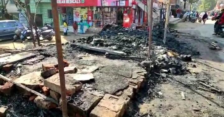 jamshedpur-big-crime-सोनारी पुलिस की ”नाइट पेट्रोलिंग” गश्ती की खुली पोल, सोनारी क्षेत्र में घुम-घुमकर अपराधियों ने दुकानें और गाड़ियों को जलायी, सोती रही सोनारी पुलिस, भाजपाइयों ने जताया आक्रोश, सीसीटीवी देखिये-अपराधी कैसे हाथ में पेट्रोल लेकर दुकानों को जलाने के मिशन पर थे-video