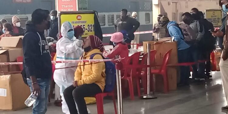 jamshedpur-train-टाटानगर रेलवे स्टेशन अचानक पहुंचा श्रमिक स्पेशल ट्रेन, 250 लोग उतरे, आनन-फानन में 50 मजदूरों को किया गया क्वारंटाइन-video jamshedpur-train-टाटानगर रेलवे स्टेशन अचानक पहुंचा श्रमिक स्पेशल ट्रेन, 250 लोग उतरे, आनन-फानन में 50 मजदूरों को किया गया क्वारंटाइन-video