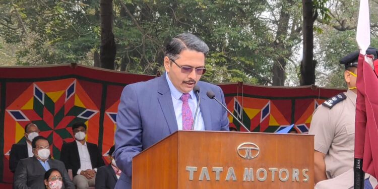 tata-motors-republic-day-टाटा मोटर्स के गणतंत्र दिवस समारोह में प्लांट हेड ने किया झंडोतोलन, प्लांट हेड विशाल बादशाह बोले-टाटा मोटर्स टेल्को कॉलोनी को सुरक्षित बनायेगी
