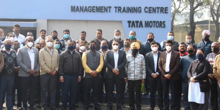 tata-motors-workers-union-टाटा मोटर्स के कमेटी मेंबरों और ऑफिस बियररों को बताया गया टैक्स और लेखा जोखा के स्लैब से संबंधित नये बदलावों की जानकारी, टैक्स के भुगतान में ज्यादा नुकसान नहीं हो, इसके उपाय भी सुझाये गये