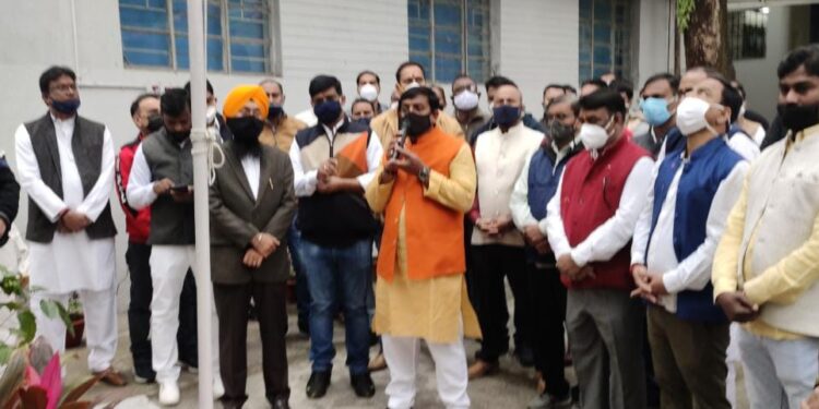 tata-motors-union-टाटा मोटर्स वर्कर्स यूनियन कार्यालय परिसर में झंडोतोलन, अध्यक्ष गुरमित सिंह तोते और महामंत्री आरके सिंह ने देशसेवा के प्रति कर्मचारियों का जज्बा जगाया