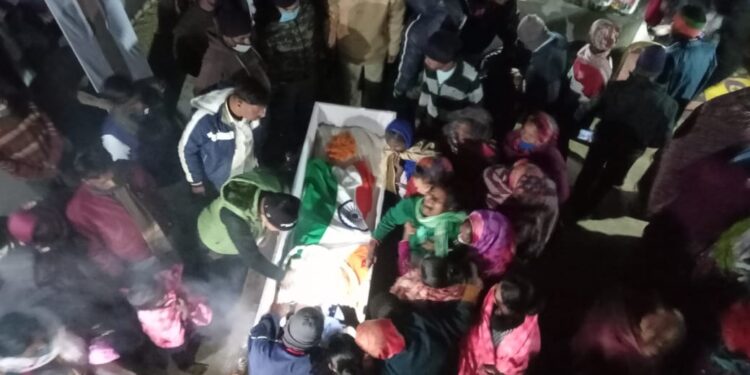 Jamshedpur shaheed smarak samiti – साकची के बिरसा चौक पर शहीद स्मारक समिति ने टाटा प्रबंधन के खिलाफ दिया धरना, किया पुतला दहन, जानें क्या है मामला