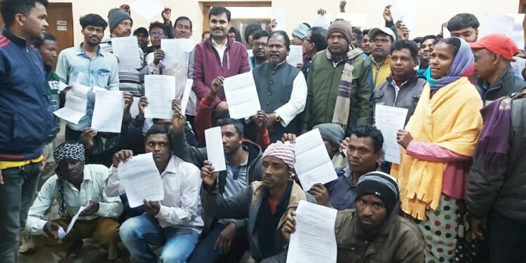 Saraikela-Adityapur : चांडिल डैम के विस्थापितों के लिए बसी पुनर्वास कॉलोनी में गैर विस्थापितों द्वारा मकान बनाए जाने पर विरोध, आंदोलन की चेतावनी