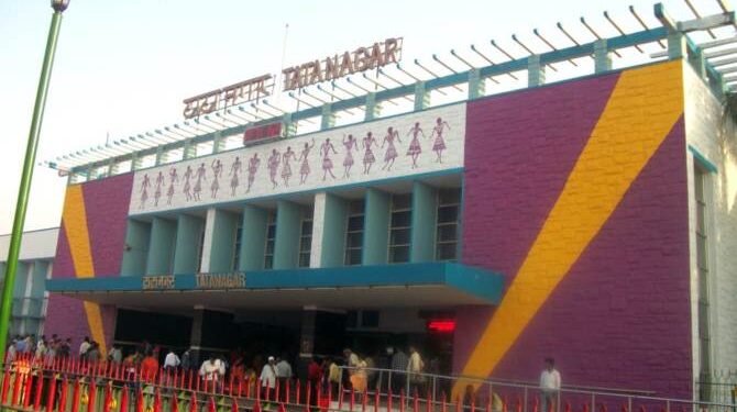 Tatanagar-Railway : टाटानगर रेलवे स्टेशन डायरेक्टर एचके बलमुचू का तबादला, नये स्टेशन डायरेक्टर होंगे रघुवंश कुमार Tatanagar-Railway : टाटानगर रेलवे स्टेशन डायरेक्टर एचके बलमुचू का तबादला, नये स्टेशन डायरेक्टर होंगे रघुवंश कुमार