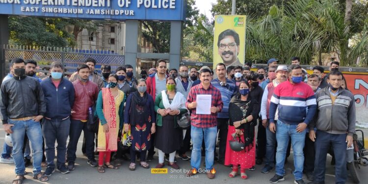 jamshedpur-communal-issue-कदमा थाना में पुलिसकर्मियों द्वारा मारपीट का मामला गर्माया, अल्पसंख्यकों के नेताओं ने कहा-कदमा पुलिस ने अन्याय किया, विवादित संगठन के लोग भ्रम ना फैलायें-video-हिंदू पीठ के अध्यक्ष बोले-बाबर का हाथ, पुलिस लव जेहादियों पर कार्रवाई करें jamshedpur-communal-issue-कदमा थाना में पुलिसकर्मियों द्वारा मारपीट का मामला गर्माया, अल्पसंख्यकों के नेताओं ने कहा-कदमा पुलिस ने अन्याय किया, विवादित संगठन के लोग भ्रम ना फैलायें-video-हिंदू पीठ के अध्यक्ष बोले-बाबर का हाथ, पुलिस लव जेहादियों पर कार्रवाई करें