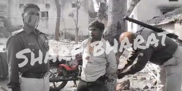 jamshedpur-crime-सिदगोड़ा में दो माह पहले मकान मालकिन कि नाबालिग बेटी के साथ किया था गलत करने का प्रयास, तब से था फरार, आज सामान लेने आया तो लोगों ने पेड़ से बांधकर की पिटाई, पुलिस ने भी लगाए दो चार डंडे-देखिये-video