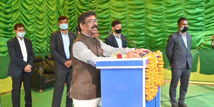 jharkhand-cm-hemant-soren-initiative-मुख्यमंत्री हेमंत सोरेन ने राज्य के सारे डीडीसी, जिला परिषद व पंचायतों के प्रधान व सारे लोगों से की बात, मुख्यमंत्री ने कहा-ऑक्सीजन का रेगुलेटर चीन से जल्द मंगाया जायेगा, राज्य की बड़ी आबादी गावों में रहती है, ग्रामीण क्षेत्र के लोगों को कोरोना से सुरक्षित रखना हमारी प्राथमिकता jharkhand-cm-hemant-soren-initiative-मुख्यमंत्री हेमंत सोरेन ने राज्य के सारे डीडीसी, जिला परिषद व पंचायतों के प्रधान व सारे लोगों से की बात, मुख्यमंत्री ने कहा-ऑक्सीजन का रेगुलेटर चीन से जल्द मंगाया जायेगा, राज्य की बड़ी आबादी गावों में रहती है, ग्रामीण क्षेत्र के लोगों को कोरोना से सुरक्षित रखना हमारी प्राथमिकता