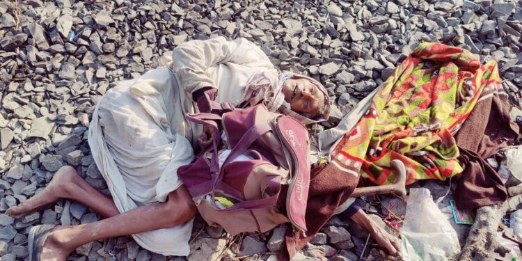 kolhan-murder-खरसावां के बड़ाबाम्बो-चक्रधरपुर रेल मार्ग रेलवे ट्रैक पर मिली अज्ञात युवक की लाश, हत्या की आशंका, हत्या कर साक्ष्य छुपाने के लिए फेंका गया है लाश