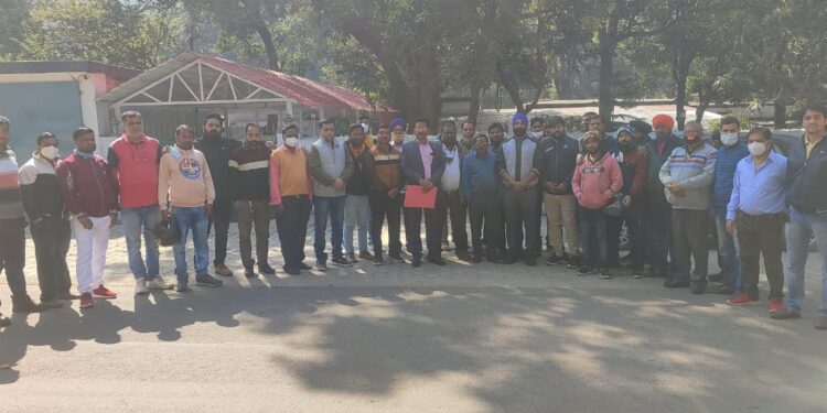 iswp-election-politics-तार कंपनी यूनियन के अध्यक्ष के घर 50 कर्मचारियों के साथ पहुंचे पूर्व महामंत्री आशीष अधिकारी, थमाया 216 कर्मचारियों का हस्ताक्षरयुक्त ज्ञापन, कहा-जल्द कराये चुनाव, बहानाबाजी कर रहा महामंत्री और टीम