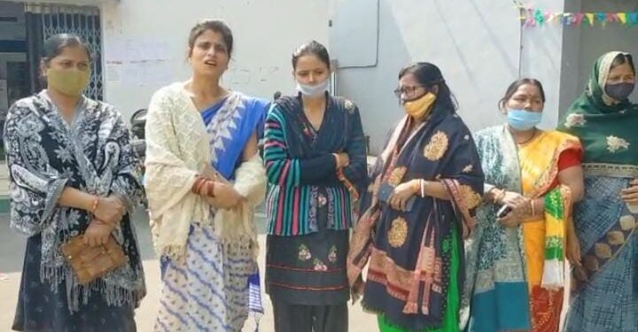 jamshedpur-womens-problem-गोविंदपुर की रीमा कुशवाहा को चाहिए न्याय, ससुरालवालों की प्रताड़ना से तंग है सारे लोग jamshedpur-womens-problem-गोविंदपुर की रीमा कुशवाहा को चाहिए न्याय, ससुरालवालों की प्रताड़ना से तंग है सारे लोग