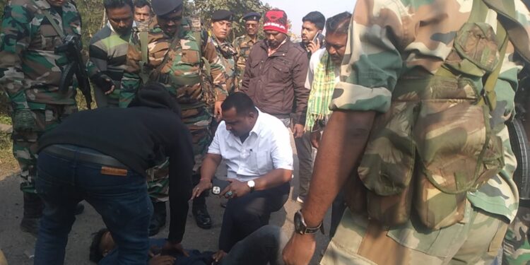 saraikela-accident-कांड्रा-चौका के बीच सड़क हादसा, तीन बाइक सवार गंभीर, रास्ते से गुजर रहे स्वास्थ्य मंत्री बन्ना गुप्ता ने काफिला रोक घायलों को भेजा, देखिए-video