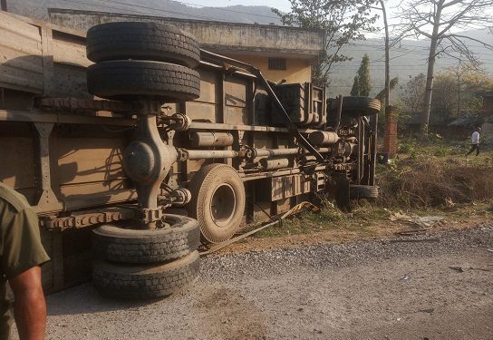 saraikela-accident-चांडिल के पास एनएच 33 में कंटेनर और चेचिस में टक्कर, हाइवे पर मचा भगदड़ saraikela-accident-चांडिल के पास एनएच 33 में कंटेनर और चेचिस में टक्कर, हाइवे पर मचा भगदड़