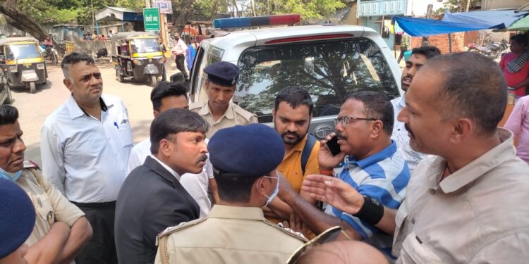 Jamshedpur : कोर्ट परिसर से इंदौर क्राइम ब्रांच गिरफ्तार कर ले गई थी मो साउद को, इंदौर में कार चोरी का है आरोपी Jamshedpur : कोर्ट परिसर से इंदौर क्राइम ब्रांच गिरफ्तार कर ले गई थी मो साउद को, इंदौर में कार चोरी का है आरोपी