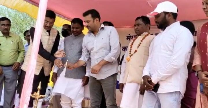 Jamshedpur : TAC के मामले में राज्यपाल के अधिकारों को छीने जाने के मामले में केंद्रीय मंत्री अर्जुन मुंडा का झारखंड की हेमंत सरकार पर तीखा हमला, कहा-झारखंड में संविधान की हत्या हो रही है Jamshedpur : TAC के मामले में राज्यपाल के अधिकारों को छीने जाने के मामले में केंद्रीय मंत्री अर्जुन मुंडा का झारखंड की हेमंत सरकार पर तीखा हमला, कहा-झारखंड में संविधान की हत्या हो रही है