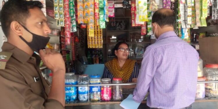 adityapur-administration-action-आदित्यपुर और गम्हरिया में प्रशासन की दबिश, कई दुकानों को नोटिस, 1200 रुपये जुर्माना, कई दुकानों को किया सील adityapur-administration-action-आदित्यपुर और गम्हरिया में प्रशासन की दबिश, कई दुकानों को नोटिस, 1200 रुपये जुर्माना, कई दुकानों को किया सील