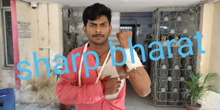 jamshedpur-crime-जमशेदपुर एसएसपी के अभियान का एक यह असर भी, एसएसपी की पिटाई का मजाक उड़ाने और वीडियो वायरल करने का आरोप लगाते हुए कदमा के युवक पर चापड़ से हमला