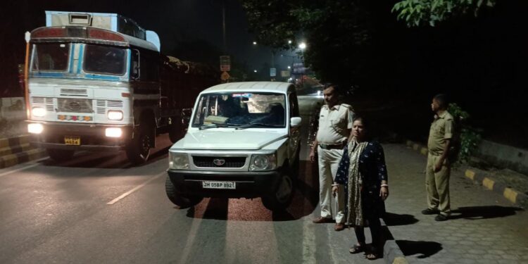 Jamshedpur-snatching : जुगसलाई थाना से 200 मीटर की दूरी पर बाइक सवार ने महिला का पर्स छीना