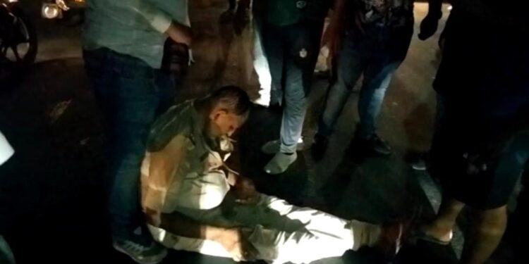 jamshedpur-police-shame-बिष्टुपुर के मुख्य सड़क पर नशे में धुत दारोगा और उसके साथी ने काटा बवाल, फिर क्या हुआ, देखिए-video jamshedpur-police-shame-बिष्टुपुर के मुख्य सड़क पर नशे में धुत दारोगा और उसके साथी ने काटा बवाल, फिर क्या हुआ, देखिए-video