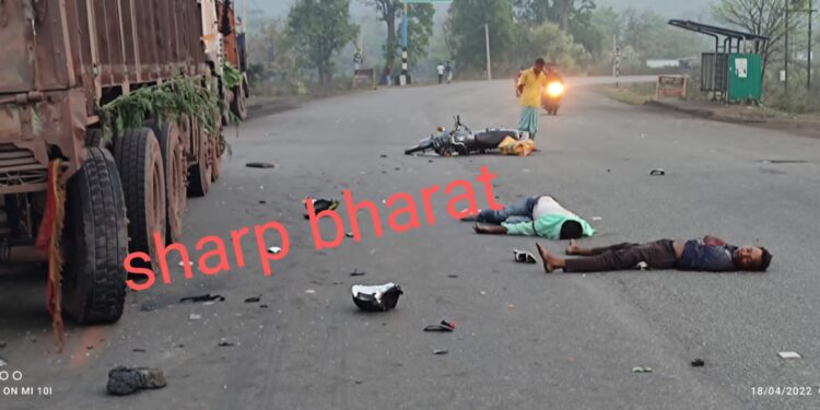 saraikela-big-accident-कांड्रा￼-चौका सड़क पर ट्रक ने दो बाइक सवार युवको को कुचला, घटनास्थल पर ही दोनों की मौत