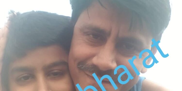 jamshedpur-school-student-accident-बारीडीह में सड़क हादसे में मारे गये बच्चे के परिवार में मातम का माहौल, इकलौता चिराग मां को बाय-बाय करके गया, मां को क्या मालूम था कि फिर वह नहीं लौटेगा, माता-पिता की हालत बिगड़ी