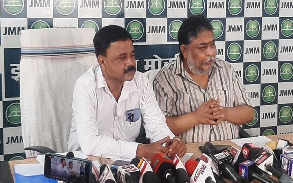 jamshedpur-jmm-झामुमो नगर कमेटी ने जुबिली पार्क के बीचोंबीच सड़क को फिर से खोले जाने को लेकर गेट पर किया प्रदर्शन