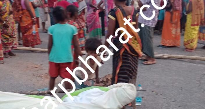 jamshedpur-connecting-road-jaam-जमशेदपुर को जोड़ने वाली डोबो सड़क को ग्रामीणों ने लाश के साथ किया जाम, सड़क हादसे में हुई मौत के बाद नहीं मिला परिजनों को मुआवजा, पुलिसवालों को भी ग्रामीणों ने खदेड़ा jamshedpur-connecting-road-jaam-जमशेदपुर को जोड़ने वाली डोबो सड़क को ग्रामीणों ने लाश के साथ किया जाम, सड़क हादसे में हुई मौत के बाद नहीं मिला परिजनों को मुआवजा, पुलिसवालों को भी ग्रामीणों ने खदेड़ा