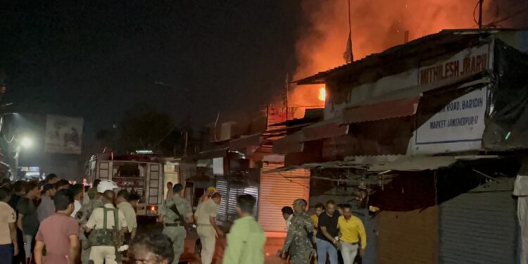 jamshedpur-fire-incident-जमशेदपुर में आगलगी की दो घटना, fire-1-बारीडीह बाजार के एक दुकान में लगी आग, fire-2-मानगो में दिव्यांग का मकान जला, परिवार गया था विसर्जन जुलूस देखने, हो गया आगलगी की घटना