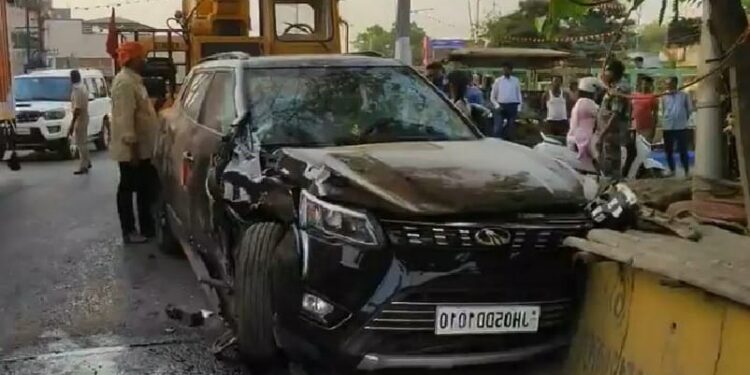 jamshedpur-accident-मानगो में डिवाइडर में घुसी कार, मिनी ट्रक के टक्कर से हुआ हादसा jamshedpur-accident-मानगो में डिवाइडर में घुसी कार, मिनी ट्रक के टक्कर से हुआ हादसा