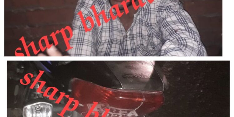 jamshedpur-public-catch-snatchers-भुइययांडीह लिट्टी चौक के पास नशेड़ी गैंग ने स्कूटी सवार युवक से की छिनतई, लोगों के जुटने पर भागे, एक पकड़ाया, बाइक जब्त jamshedpur-public-catch-snatchers-भुइययांडीह लिट्टी चौक के पास नशेड़ी गैंग ने स्कूटी सवार युवक से की छिनतई, लोगों के जुटने पर भागे, एक पकड़ाया, बाइक जब्त
