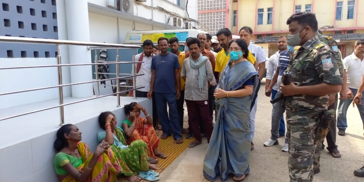 saraikela-chandil-accident-चांडिल के पास हुए हादसे में एक और घायल की मौत, मरने वालों की संख्या हुई चार, विधायक सविता महतो पहुंची, मिलेगा मुआवजा-देखिए-video saraikela-chandil-accident-चांडिल के पास हुए हादसे में एक और घायल की मौत, मरने वालों की संख्या हुई चार, विधायक सविता महतो पहुंची, मिलेगा मुआवजा-देखिए-video