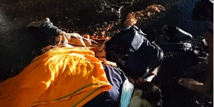 jamshedpur-accident-बर्मामाइंस में ट्रेलर की चपेट में आये भाई-बहन, बहन की घटनास्थल पर मौत, दो माह बाद होनी थी शादी jamshedpur-accident-बर्मामाइंस में ट्रेलर की चपेट में आये भाई-बहन, बहन की घटनास्थल पर मौत, दो माह बाद होनी थी शादी