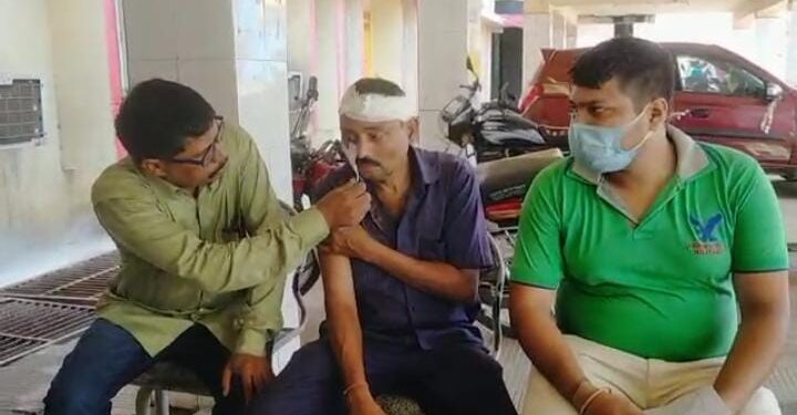 Tatanagar-Railway-Station-Parking : टाटानगर रेलवे पार्किंग ठेकेदार की गुंडागर्दी, ऑटो चालक को मारपीट कर किया घायल Tatanagar-Railway-Station-Parking : टाटानगर रेलवे पार्किंग ठेकेदार की गुंडागर्दी, ऑटो चालक को मारपीट कर किया घायल
