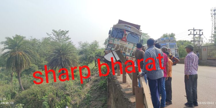 saraikela-accident-सरायकेला-कांड्रा मार्ग पर अनियंत्रित ट्रक पुल के रेलिंग पर चढ़ गया, नीचे है व्यस्ततम रेल लाइन, अब बड़ी घटना को रोकने की चुनौती