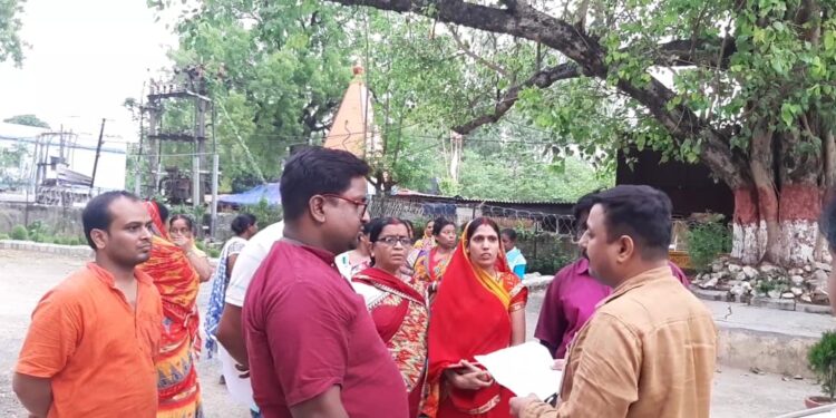 adityapur-womens-protests-आदित्यपुर में सरकारी शराब ठेका के खिलाफ महिलाएं गोलबंद, आदित्यपुर थाना पहुंची महिलाएं adityapur-womens-protests-आदित्यपुर में सरकारी शराब ठेका के खिलाफ महिलाएं गोलबंद, आदित्यपुर थाना पहुंची महिलाएं
