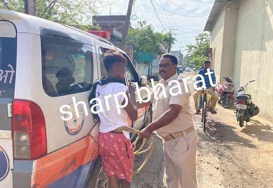 jamshedpur-public-catch-thief-मानगो में घर से तार की चोरी करता युवक धराया, बांधकर लोगों ने पीटा, पुलिस के हवाले किया, डेंड्राइट पीने के लिए कर रहा था चोरी-देखिये-video