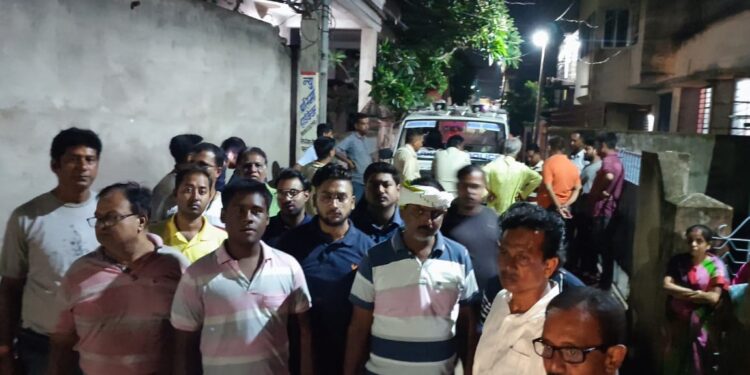 Jamshedpur : परसुडीह में मतदान के दौरान हुई खींचतान के बाद रात में प्रत्याशी प्याली डे के समर्थक के घर में घुसकर मारपीट, बीच बचाव करने आई मां से भी दुर्व्यवहार, कार्रवाई की मांग पर थाना में जुटान Jamshedpur : परसुडीह में मतदान के दौरान हुई खींचतान के बाद रात में प्रत्याशी प्याली डे के समर्थक के घर में घुसकर मारपीट, बीच बचाव करने आई मां से भी दुर्व्यवहार, कार्रवाई की मांग पर थाना में जुटान