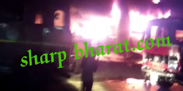 jamshedpur-big-fire-incident-मानगो डिमना चौक से पारडीह के बीच टायर गोदाम में लगी आग, छह घण्टे बाद भी आग बेकाबू, 5 किलोमीटर का एरिया धुंए से भरा, दम घुटने जैसी स्थिति, क्षेत्र खाली कराया गया, देखिये-video