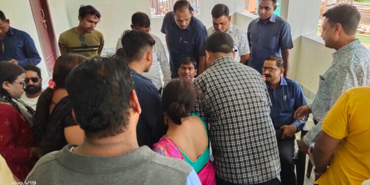 jamshedpur-maxizone-fraud-मैक्सीजोन फ्रॉड केस अब केंद्र सरकार तक पहुंचा, पीड़ित लोग केंद्रीय मंत्री अर्जुन मुंडा से मिलने पहुंचे, केंद्रीय वित्त मंत्री से सीबीआई और इडी से जांच की अनुशंसा करेंगे केंद्रीय मंत्री अर्जुन मुंडा