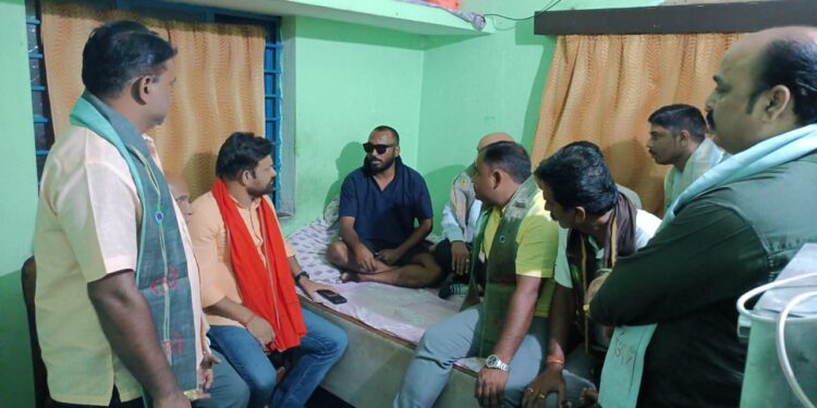jamshedpur-bjp-मानगो डिमना रोड में अपराधियों के हमले में आंख की रोशनी गंवाने वाले से मिलने पहुंचे भाजपा नेता नीरज सिंह और अन्य, की आर्थिक मदद, नीरज बोले-अपराधियों पर लगाम लगाने में प्रशासन नाकाम, अपराधी पकड़े नहीं गये तो थाना का होगा घेराव