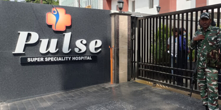 jharkhand-pulse-hospital-पल्स अस्पताल में अंदर चल रहा था इडी का रेड, अंदर हो गयी मरीज की मौत, अस्पताल के खिलाफ हंगामा