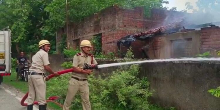 Jamshedpur : बिरसानगर की महिला के साथ मकान मालिक ने की मारपीट, एसएसपी से शिकायत कर कार्रवाई की गुहार Jamshedpur : बिरसानगर की महिला के साथ मकान मालिक ने की मारपीट, एसएसपी से शिकायत कर कार्रवाई की गुहार