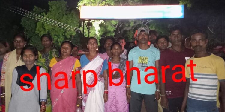 adityapur-police-station-hungama-आदित्यपुर पुलिस के खिलाफ फूटा बस्तीवासियों का गुस्सा, दर्ज शिकायत को लेकर बैठ गई है पुलिस, हंगामा-video adityapur-police-station-hungama-आदित्यपुर पुलिस के खिलाफ फूटा बस्तीवासियों का गुस्सा, दर्ज शिकायत को लेकर बैठ गई है पुलिस, हंगामा-video