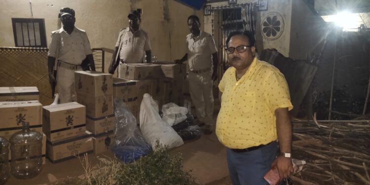 Saraikela-Chandil : चांडिल के आसनबनी में मिनी शराब फैक्ट्री का उद्भेन, एक हिरासत में, पांच लाख की नकली अंग्रेजी शराब व सामग्री बरामद Saraikela-Chandil : चांडिल के आसनबनी में मिनी शराब फैक्ट्री का उद्भेन, एक हिरासत में, पांच लाख की नकली अंग्रेजी शराब व सामग्री बरामद